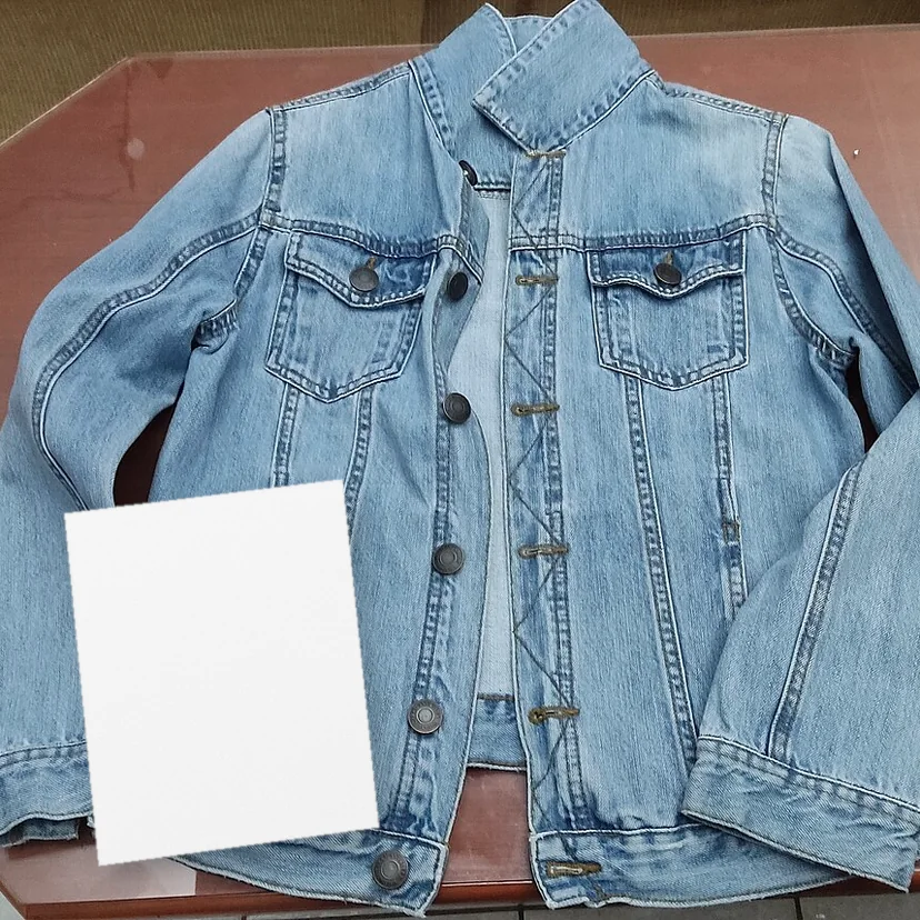 La même photo corrigée à partir de la feuille : la feuille redevient blanche et la veste, bleue.